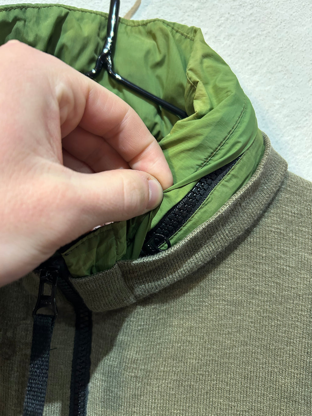 Zipper Stone Island con cappuccio impermeabile
